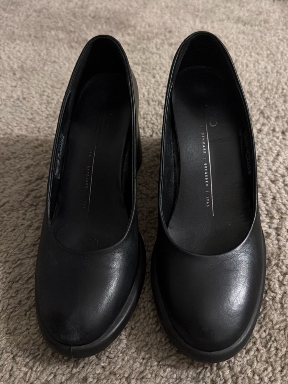 Ecco Black Leather Round-Toe Heels